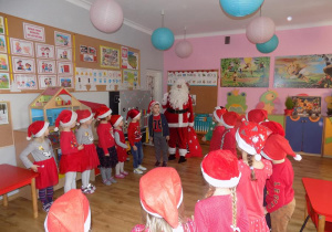 Dzieci witają Świętego Mikołaja.